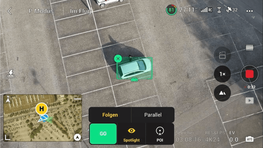 Die DJI Mini 3 Pro verfolgt ein Auto im Fokus.